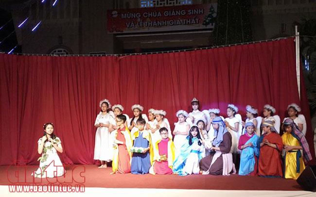 Hàng ngàn người dân TP Hồ Chí Minh nô nức trong đêm Giáng sinh ảnh 11